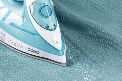 Napařovací žehlička - keramická - DOMO DO1153S, Příkon: 2 400 W, Parní ráz: 120 g/min