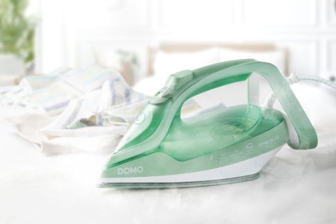 Napařovací žehlička SensiGlide - keramická - DOMO DO7059S, Příkon: 2 400 W, Parní ráz: 120 g/min