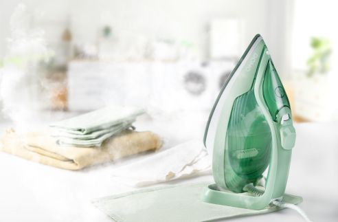 Napařovací žehlička SensiGlide - keramická - DOMO DO7059S, Příkon: 2 400 W, Parní ráz: 120 g/min
