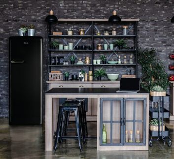 Retro lednice s mrazákem uvnitř - černá - PRIMO PR164RKZ, Objem chladničky: 194 l *, Objem mrazáku: 24 l *, Třída: D