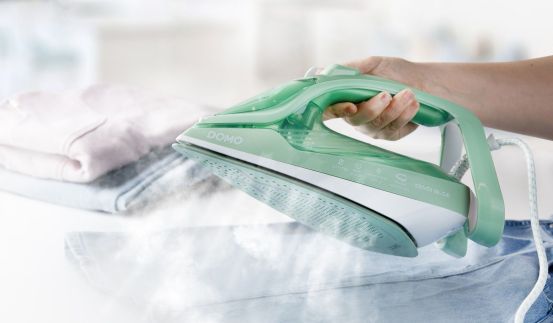 Napařovací žehlička SensiGlide - keramická - DOMO DO7059S, Příkon: 2 400 W, Parní ráz: 120 g/min
